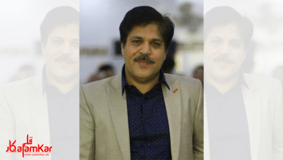 زاہد شجاع بٹ کی تصویر، جو قلم کار کے اردو بلاگ کے لیے بطور لکھاری استعمال ہوتی ہے، پس منظر میں قلم کار کا لوگو موجود ہے۔